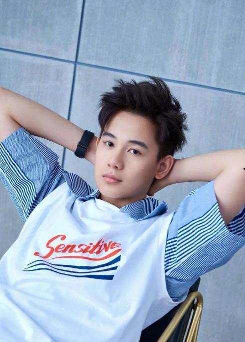 穿越成女明星和霸总谈恋爱,甜蜜邂逅，霸道宠爱