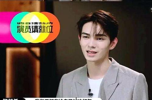 穿越成女明星和霸总谈恋爱,甜蜜邂逅，霸道宠爱  第3张